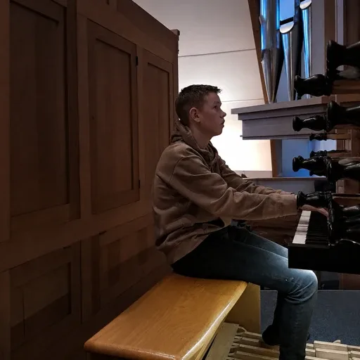 Hendrik Visser speelt orgel